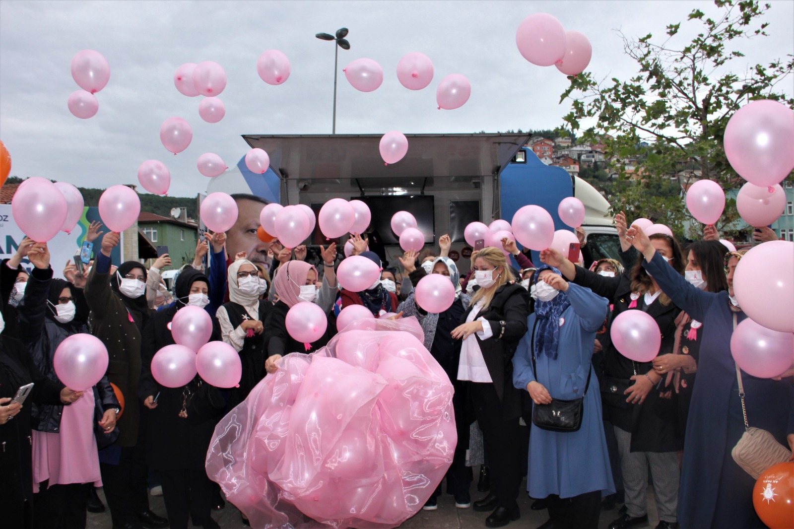 Pembe Balonlar Meme Kanserine Farkındalık İçin Uçuruldu